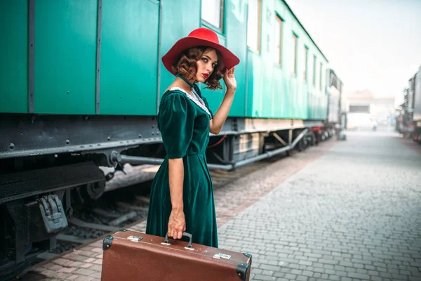 eski tren vagon karşı genç kadın