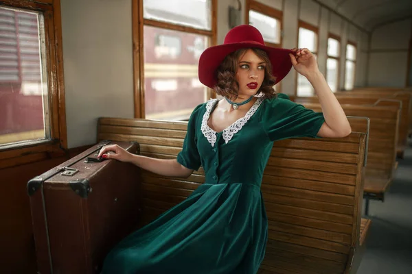 Retro tren seyahat eden genç kadın — Stok fotoğraf