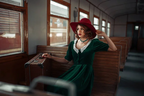 Junge Frau im Retro-Zug unterwegs — Stockfoto