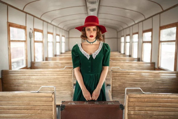 Молода жінка подорожує в ретро поїзді — стокове фото