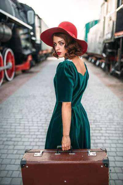 Mladá žena proti staré parní lokomotivy — Stock fotografie