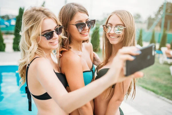 Tre giovani donne felici a bordo piscina — Foto Stock