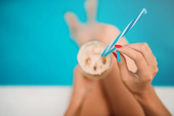 Jonge vrouw met cocktail bij zwembad — Stockfoto