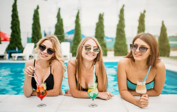 三快乐的年轻妇女在池畔 — 图库照片