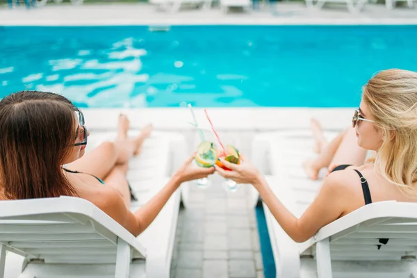 Дві щасливі молоді жінки біля басейну — стокове фото