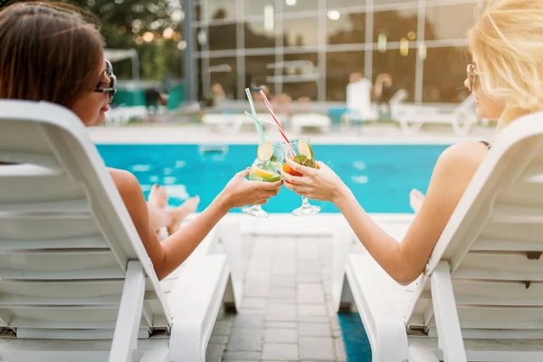 Dos mujeres jóvenes felices en la piscina — Foto de Stock