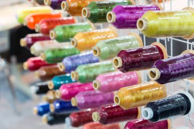 Yeni renk iş parçacığı makaralar