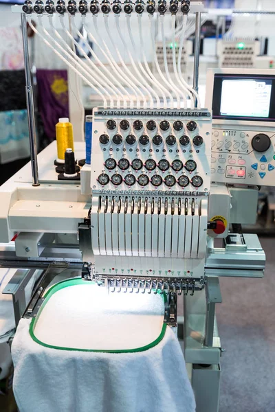 Швейна машина для виготовлення вишивки візерунком — стокове фото