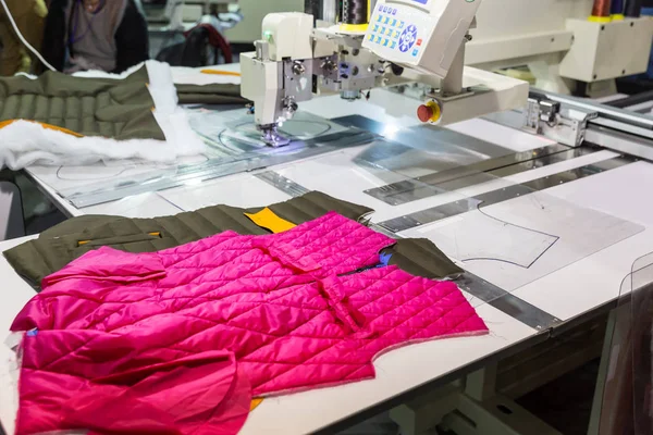Máquina de coser y prenda de corte rosa —  Fotos de Stock
