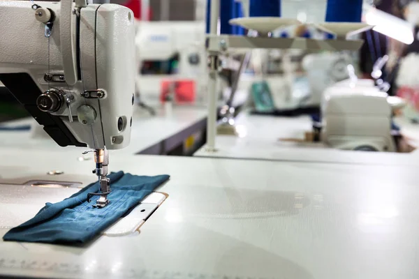 Профессиональная швейная машина и текстиль — стоковое фото
