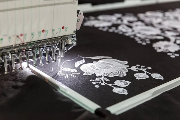 Máquina de costura fazendo bordados — Fotografia de Stock
