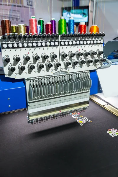 Naaimachine borduurwerk maken — Stockfoto
