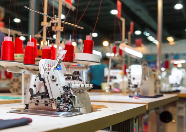 Professionelle Overlock-Maschine in der Fabrik — Stockfoto