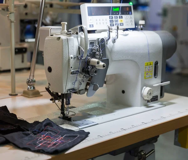 Máquina de coser profesional y textil negro —  Fotos de Stock