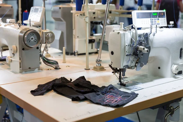 Máquina de coser profesional y textil — Foto de Stock