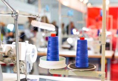 Biriktiricileri konuları üzerinde dikiş makinesi