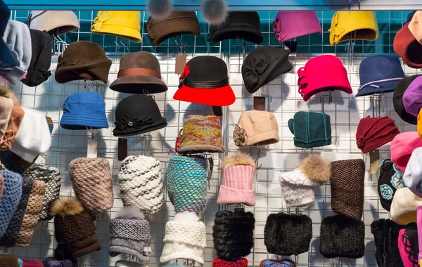 Showcase in hat shop — Stock Photo, Image