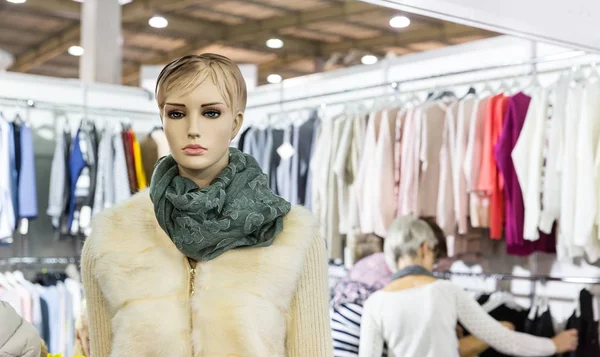 Mannequin in clothing shop — Stock Photo, Image