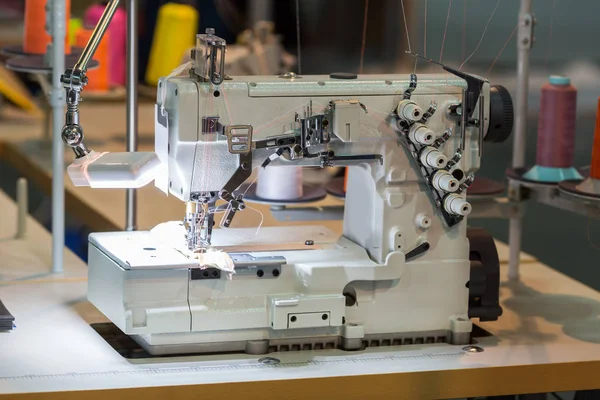 Профессиональная швейная машина — стоковое фото
