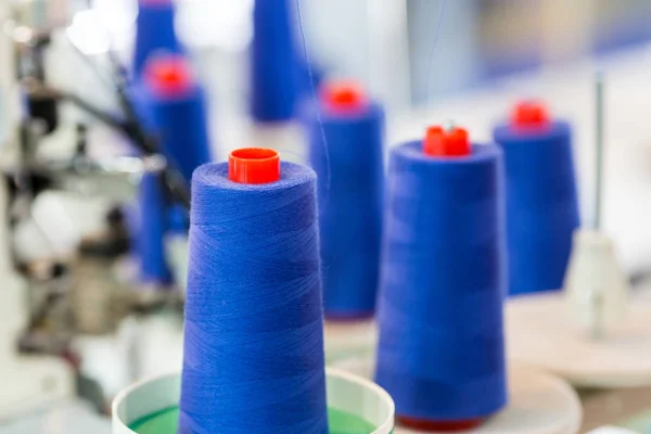 Bobinas de hilos en la máquina de coser — Foto de Stock