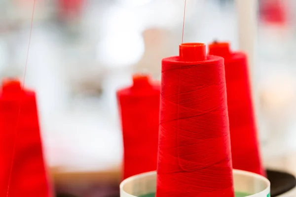 赤い糸のスプール — ストック写真