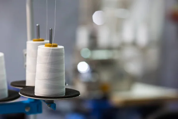 Катушки нитей на швейной машинке — стоковое фото