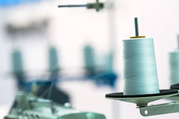 Carrete de hilos en la máquina de coser — Foto de Stock