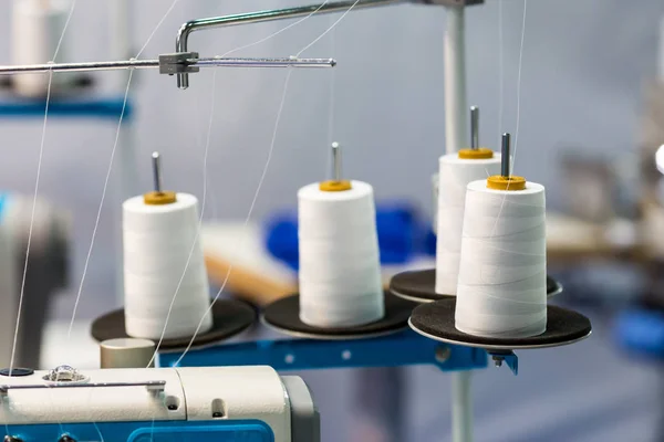 Carretéis de fios na máquina de costura — Fotografia de Stock