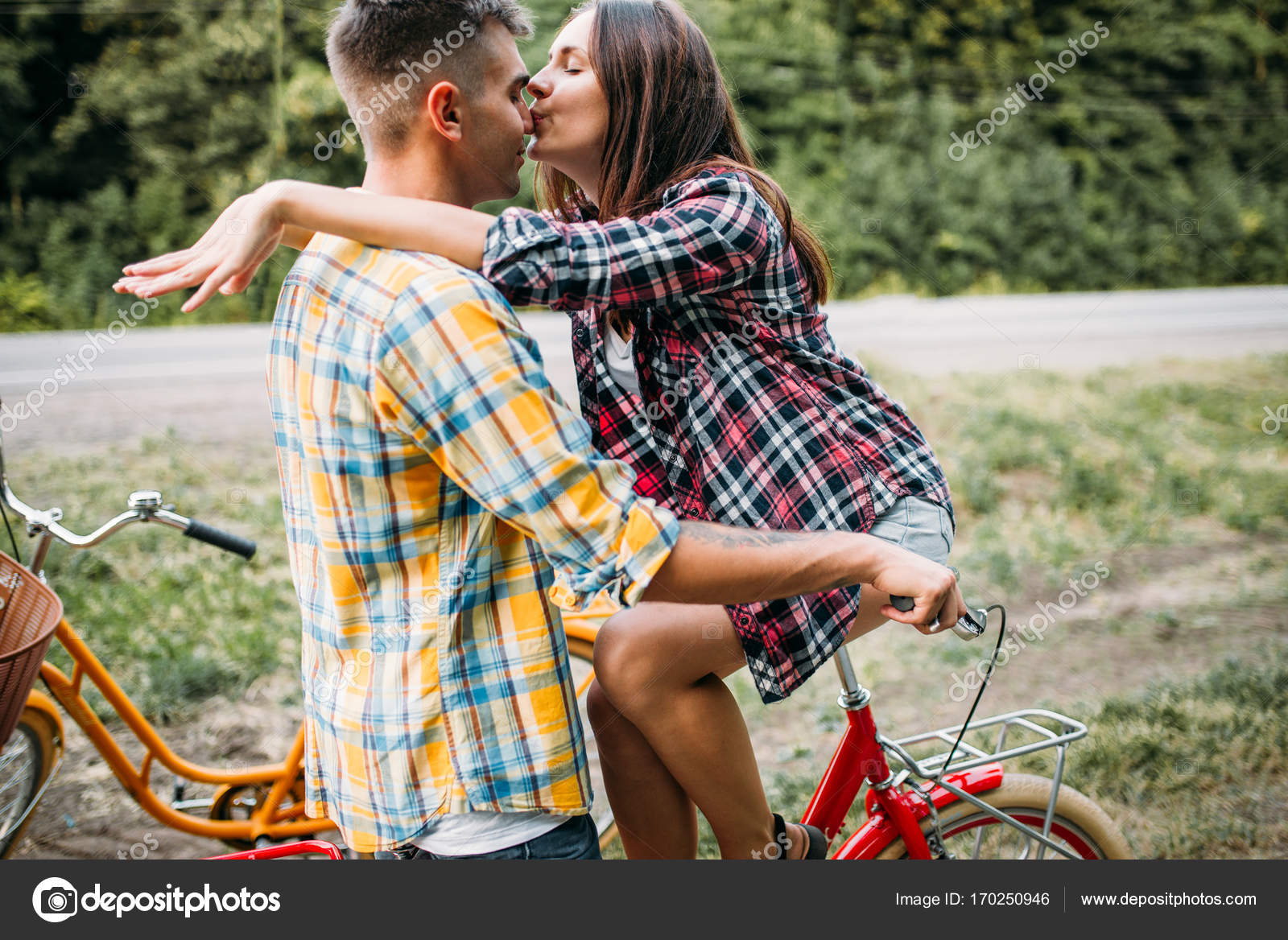 Amor pareja besos en vintage bicicleta — Foto de stock #170250946