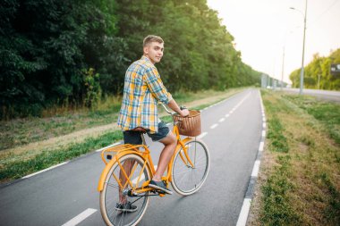 Bisiklet Park poz adam