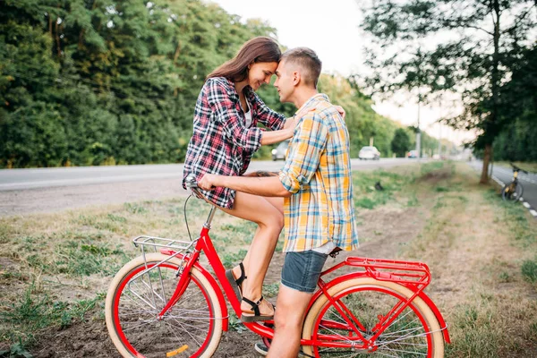 Happy love couple with vintage bicycle — Stock Photo, Image