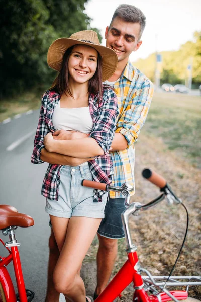 Miłość szczęśliwa para w pobliżu rower vintage — Zdjęcie stockowe