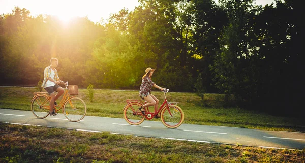 Man and woman riding bikes — Stock Photo, Image