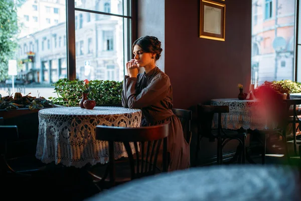 Jonge vrouw in retro jurk — Stockfoto