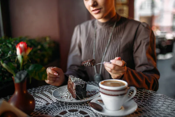 Vrouw in retro jurk met koffie en dessert — Stockfoto