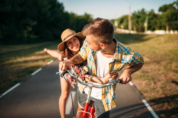 Couple having fun with vintage bicycle — Stock Photo, Image