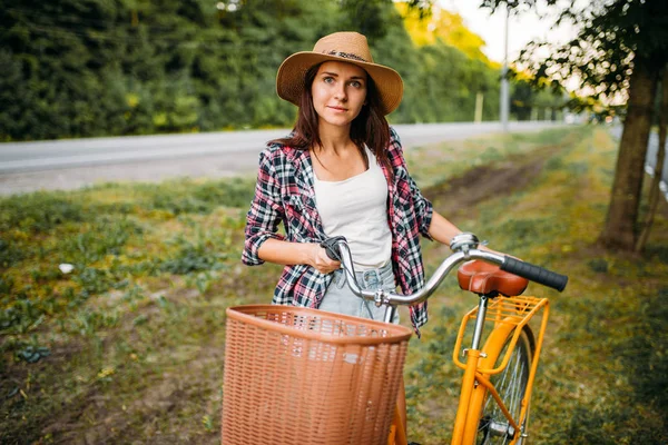 Kobieta, pozowanie na rowerze w parku — Zdjęcie stockowe