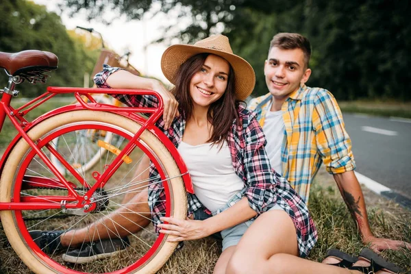 ビンテージ自転車とポーズのカップル — ストック写真