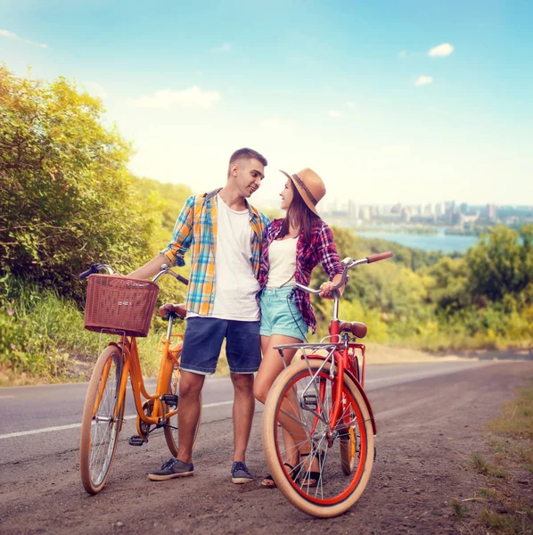 Feliz hombre y mujer posando con bicicletas — Foto de Stock