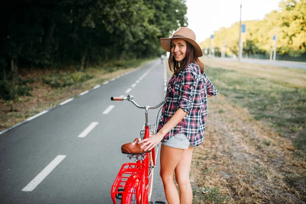 Mulher posando na bicicleta no parque — Fotografia de Stock