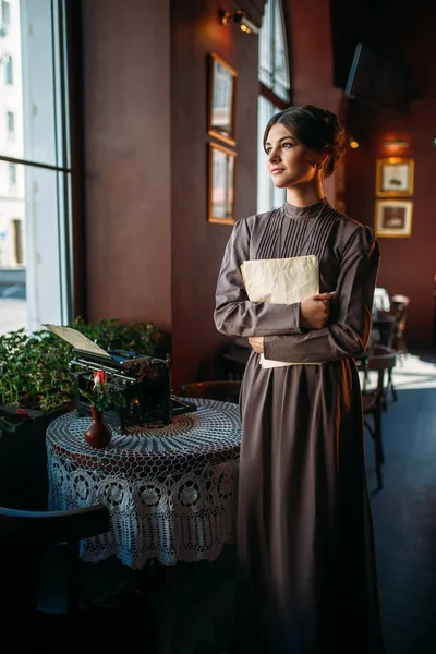 Young woman in retro dress — Stock Photo, Image