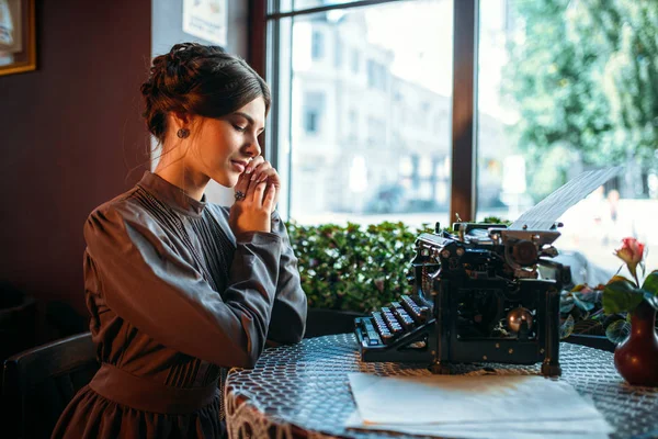 Jonge vrouw met antieke typemachine — Stockfoto