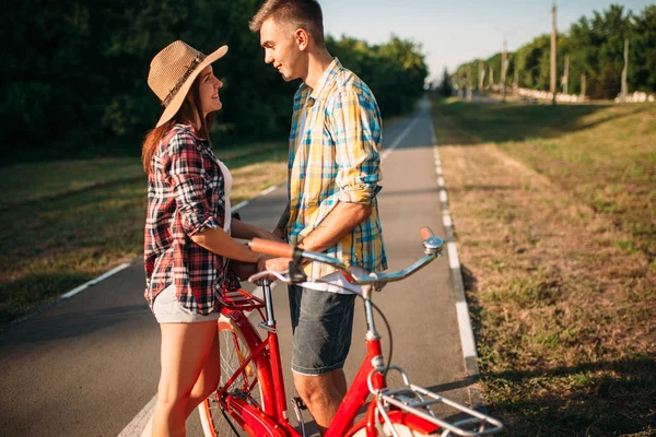 Miłość szczęśliwa para z rocznika rowerów — Zdjęcie stockowe