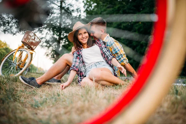 Paar sitzt auf Gras — Stockfoto