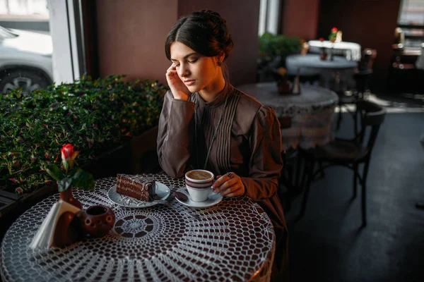 Donna in abito retrò con caffè e dessert — Foto Stock