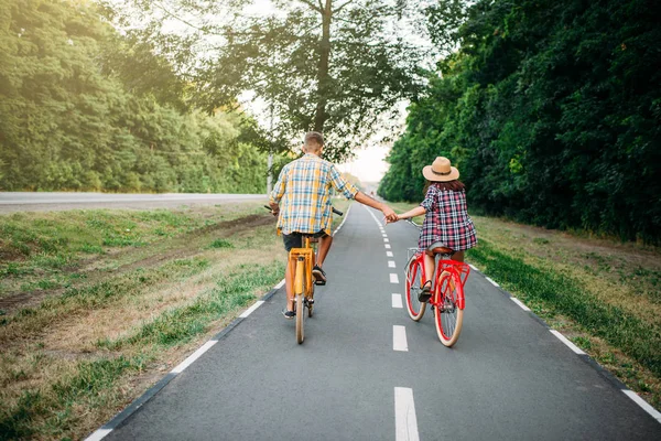 Hombre y mujer montando bicicletas — Foto de Stock