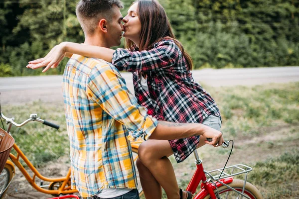 爱情情侣在老式自行车上接吻 — 图库照片