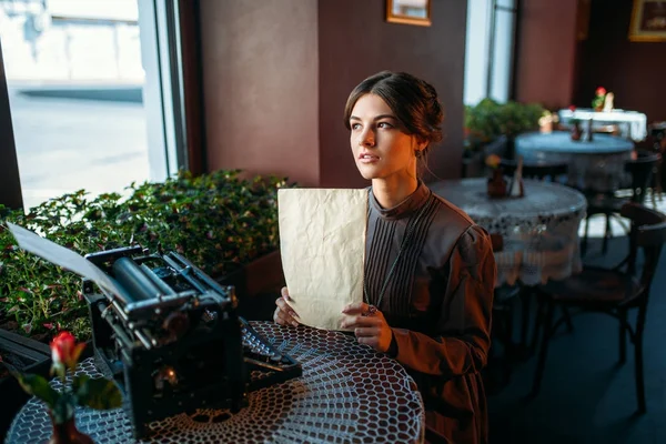 Jonge vrouw met antieke typemachine — Stockfoto