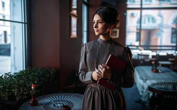 Mooie jonge vrouw in retro jurk — Stockfoto