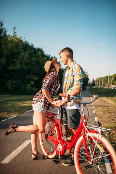 Casal amor feliz com bicicleta vintage — Fotografia de Stock